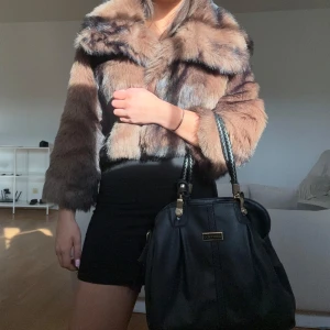 Päls jacka  - Brun pälsjacka i storlek M passar mig som har xs. I jättefint skick som ny