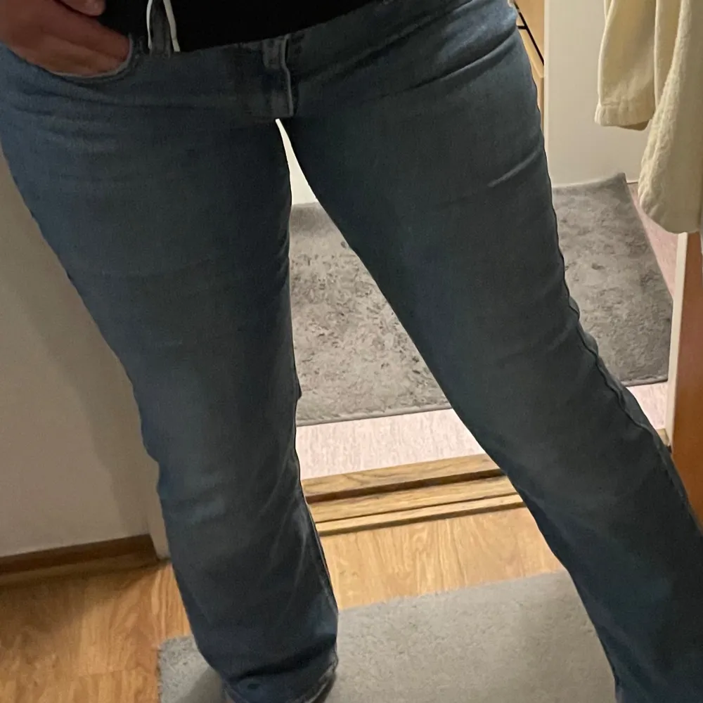 Säljer ett par blå Levi's jeans i bra skick. Jeansen är midwaist . Perfekta för både höst och vår!. Jeans & Byxor.