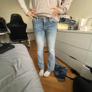 Miss me jeans - Ett par jätte snygga lågmidjade miss me jeans i storlek 27 köpta second hand fast i nyskick. Skriv gärna privat för med imformation och bilder! Pris kan eventuellt diskuteras