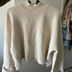 Stickad tröja - Fin ribbstickad tröja från Mango i storlek S/XS. Nypris 399kr