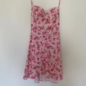 Klänning  - Jättefin somrig klänning från Zara. Säljer den då jag inte har någon användning av den längre. Har använt den få gånger💞