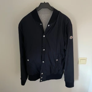 Moncler jacka  - Moncler jacka! Skick: 9,5/10. Äkthetsbevis finns! Man kan vända jackan som ni ser på bilderna så det blir som två olika jackor‼️ Nypris 7800kr Vårt pris: 1999kr😁. Vid övriga frågor bara skriv🤝