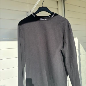Tröja  - Tröja från Axel Arigato använder aldrig som nyskick säljer den för bra pris för vill bli av med den. Hör av dig vid frågor!