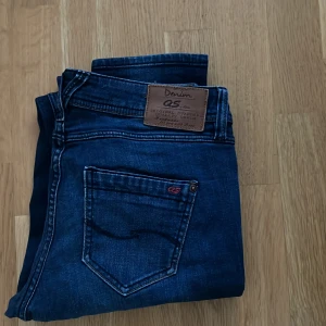 Low waist jeans - Säljer dom här så snygga low waist skinny QS jeansen från S.Oliver. De är köpta på Sellpy men precis som nya annars! Säljer då de inte används. Kp för fler bilder.