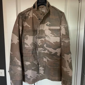 Zadig & Voltaire camo field jacket  - Helt ny Zadig & Voltaire field jacket  i storlek S | orginal pris 5000kr mitt pris 1900🤑| alla orginal lappar sitter kvar 👍 om du har nån fråga är de ba att skriva | vid snabb affär kan pris diskuteras 🤝