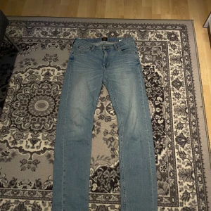Lee jeans - Säljer dessa skit snygga lee jeans i jätte fint skick. Modell daren zip fly. Typ aldrig använda. 29x32 Kontakta vid bud/frågor/köp.