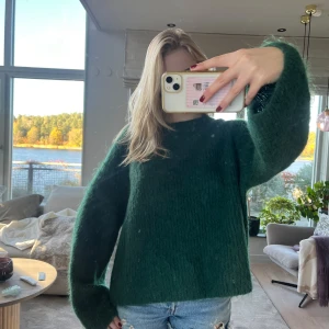 Så fin mörkgrön stickad tröja i mohair - Snyggaste och skönaste stickade tröjan i mohair från & Other Stories! Kom privat för mer info, fler bilder eller mått! Pris kan såklart diskuteras!🩷