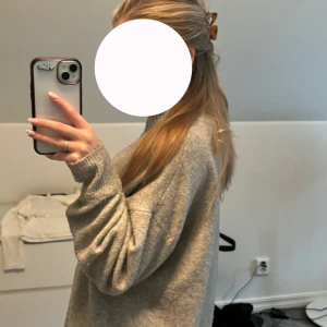 Grå stickad tröja - Mysig och oversized grå stickad tröja perfekt för kyliga dagar. Den har långa ärmar och ribbade muddar vid ärmslut och nederkant. Superbekväm och lätt att matcha med allt! 🩶