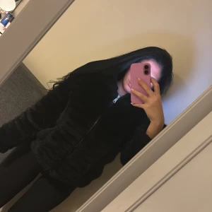 Pälsjacka - Svart pälsjacka med huva 