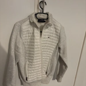 Cardigan - Tommy hilfiger - Säljer denna super fina cardigan från Tommy Hilfiger som är knappt använd. Den är i storlek M men passar mig som normalt bär xs och s. Säljs på grund av ingen användning