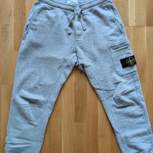 Stone Island byxor  - Stone Island byxor i mycket fint skick. Knappt använda. Köpta här på plick. Skriv vid frågor eller funderingar :)