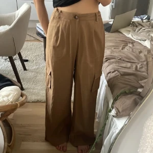 baggy jeans - Fint skick! Säljer då de är lite för stora för min smak! Går att ha lowwaist också.