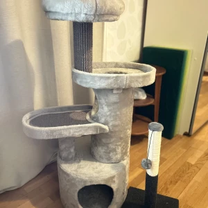 Kattprylar - Säljer dessa två kattartiklar som är lite för små för min katt och är därför aldrig använda. Säljer kattkojan/huset för: 650:- nypris 800:- Klöspinnen: 100:- - Vid köp av båda så erbjuder jag hemkörning inom stockholm, farsta, Nynäshamn sidan.