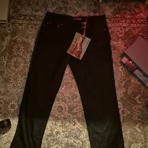 Jeans - Ett par jättefina jeans från Italien med diamanter på sidorna 💞  39 cm rakt över midjan💗