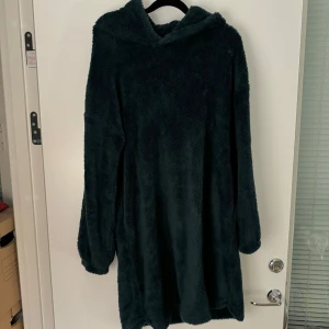Mysig mörkgrön teddyjacka med huva - Säljer en supermysig mörkgrön teddykofta med huva. Perfekt för kalla dagar när du vill känna dig som en levande kram. Koftan har långa ärmar och är oversized. Den är i relativt nyskick och redo för nya äventyr!