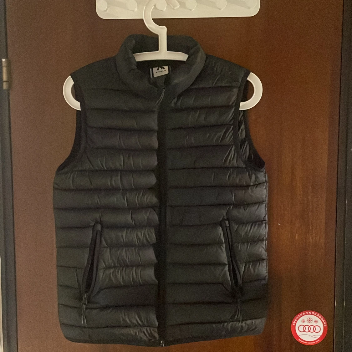 Svart dunväst från McKinley