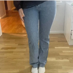 Low straight jeans  - Low straight jeans från Bik bok i storlek 26/30 💕 säljes då dom är för små för mig!! NYPRIS : 599