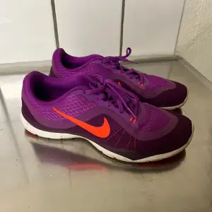 Nike skor i storlek 40. Finns i Skövde men kan fraktas! 