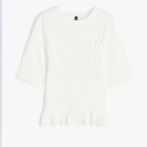 Smockad T-shirt - En smockad T-shirt från H&M i färgen VIT, i storlek S som inte är andvänd alls. Inga skador eller defekter då heller!💕💕
