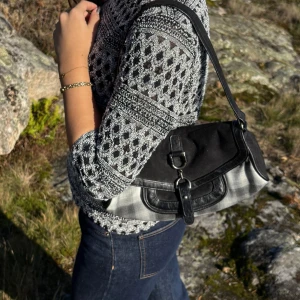 Axelrem väska - En Blair Waldorf inspirerad väska men gott om fack och i jätte bra skick. Kontakta vid frågor eller fler bilder💋💋