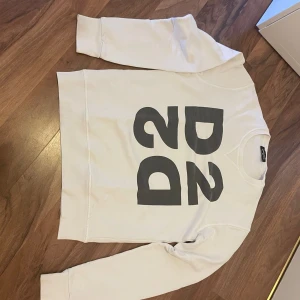 Dsqured tröja - Säljer dsquared tröja inte använd alls har bara legat hemma ett tag jätte bra skick säljer pågrund av att jag inte använder den alls 