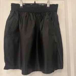 ZARA Läderimiterad kjol - Kjol i syntet Läderimiterad med resor i midjan och fickor på sidan