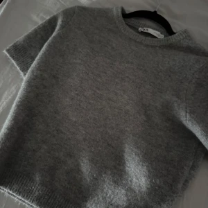 Grå tröja från Zara - ej använd! nyskick, väldigt skönt material. pris diskuteras privat🩷ordinarie priset: 329kr ungefär! 
