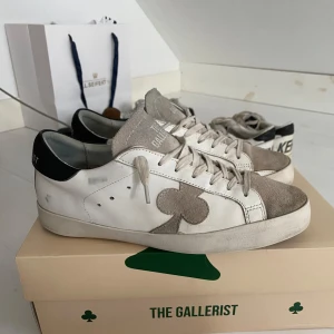 The gallerist skor - Jätte snygga skor från the gallerist som är sparsamt använda och kommer med allt og. Passar perfekt nu till våren och är väldigt lika golden goose superstar bara att dessa är mer unika och inte lika basic. Finns ett litet hål på undersidan som man ser på 4e bilden uppe till höger på sulan men går att fixa lätt hos någon skomakare för nån billig peng eller bara lilla själv😁 har använt dem lite själv när hålet fanns och det är inget man märker när man har på sig dem!✌🏻