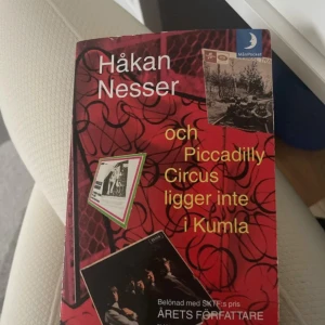 Och Piccadilly Circus ligger inte i Kumla - Säljer boken 'Och Piccadilly Circus ligger inte i Kumla' av Håkan Nesser. Denna pocketbok har en röd omslagsdesign med svarta mönster och bilder. Perfekt för dig som gillar spännande och välskrivna berättelser. Köp den nu och fördjupa dig i en fascinerande historia!