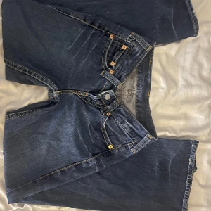 Blå jeans från Levi Strauss & Co - Säljer ett par klassiska blå jeans från Levi Strauss & Co. Nästan helt oanvända och köpta nya för 900, köptes för länge sen så osäker på om samma finns att köpa fortfarande. Perfekt lågmidjat och bootcut, passar mig som ligger emellan xs och s. Priset kan självklart diskuteras vid snabb affär, och kontakta vid frågor om mått och liknande❤️