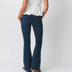 Low-rise bootcut jeans  - Snygga slutsålda mörkblå bootcut jeans från Gina Tricot. Skriv för fler bilder. Har använt fåtal gånger. I storlek 34. Nypris är 499kr.