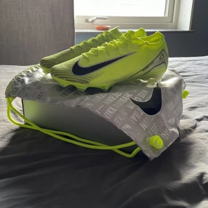 Nike mercurial vapor 16 elite - Säljer dessa nästan helt nya fotbollsskorna för 1250 kr. Skorna är använda endast 3 gånger. I priset ingår även påsen till skorna och en skolåda. Skick 9/10.