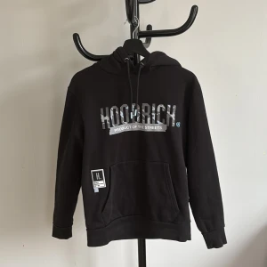 Svart hoodie från Hoodrich - Säljer en snygg hoodrich tröja för 299kr. Skick 9/10 bara använd runt 5 gånger, storlek (xs) men skulle ändå säga att den passar S