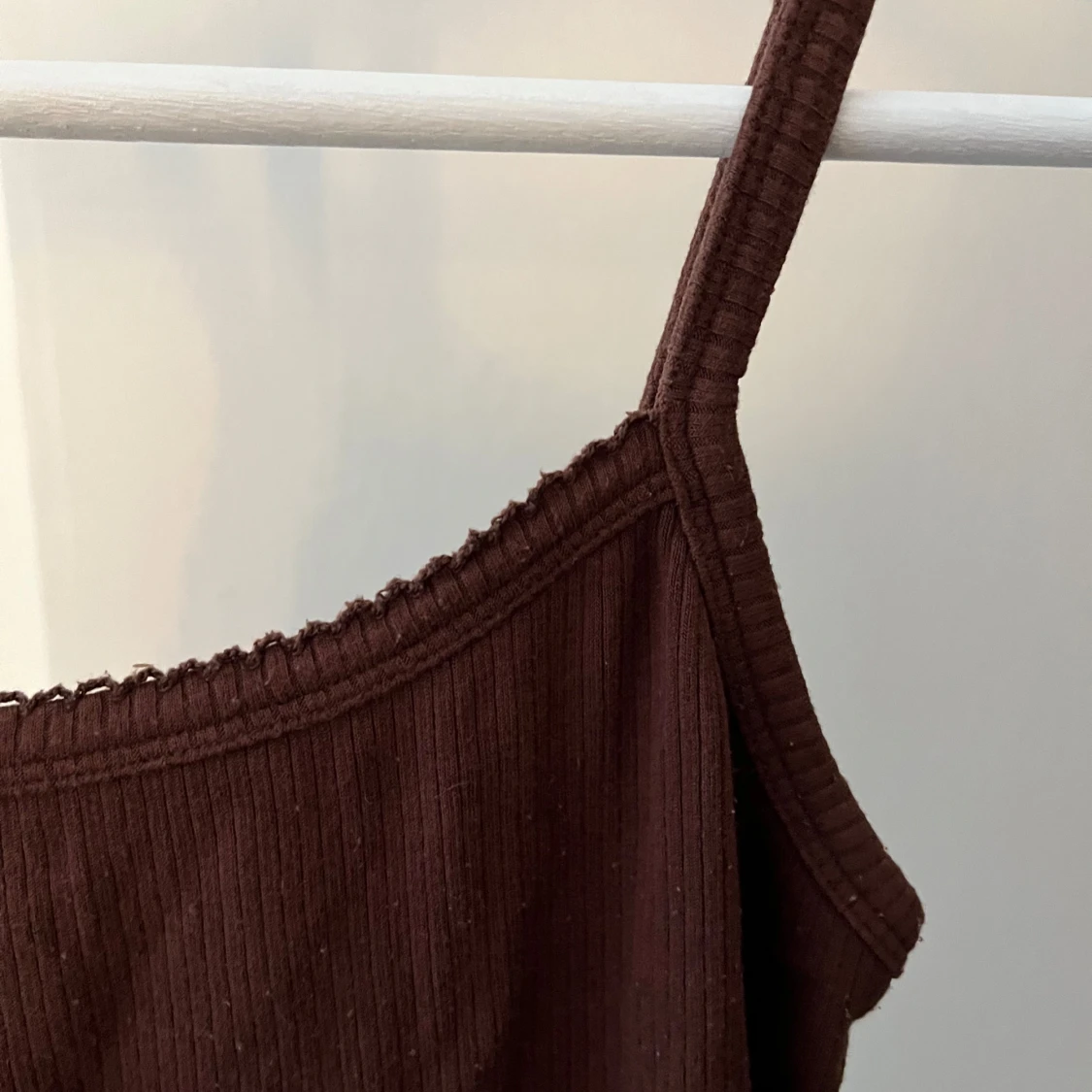 Brun ribbad linnetopp - 1