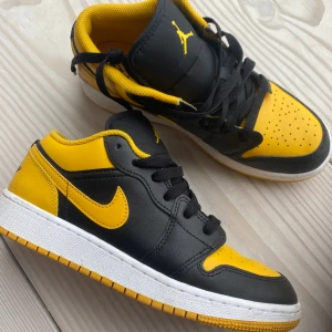Nike Air Jordans i svart och gul - Snygga Nike Air Jordans låga i svart och gul. Använda 1 gång, för trånga för mig! Som vanligtvis har 38,5. Så i princip helt nya!! 