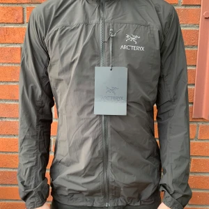 Arc'teryx vindjacka - Säljer en svart vindjacka från Arc'teryx.  Perfekt för blåsiga dagar och utomhusaktiviteter. Jag säljer den eftersom den är för liten för mig. Rps.