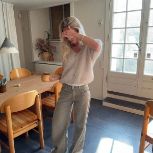 Mohair cardigan - ANNALY MOHAIR CARDIGAN - BEIGE Från ”Design by si”. Endast använd 1 gång. Jättemysig och fin kofta som går att använda till alla tillfällen.