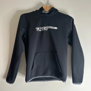Svart hoodie från Peak Performance - Snygg svart hoodie från Peak Performance med. Bra skick.