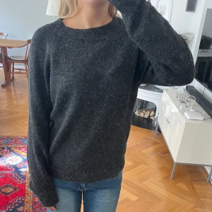 Stickad tröja - Från Vero Moda, knappt använd!