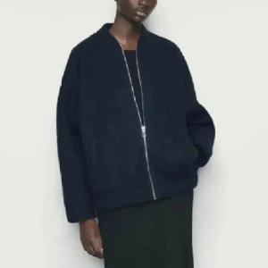 SÖKER ZARA JACKA - söker denna jacka. skriv om någon vill sälja!