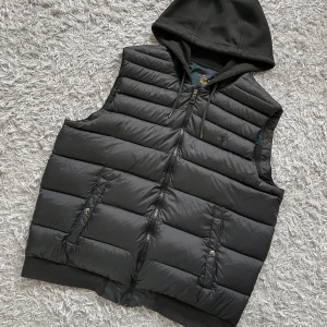 Ralph Lauren väst - Säljer denna sköna och lite unikare Raffe västen! | Mycket fint skick finns något litet tecken på användning men inga defekter, size labeln har nötts bort lite! | Storlek L men brukar själv bära S/M och den passar rätt bra på mig så kan passa en M också, fråga gärna om mått vid osäkerhet! | Ställ gärna frågor innan du köper!