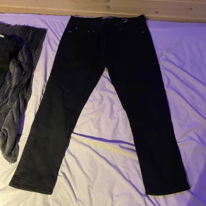 Jeans byxor dressmann - Säljer nu mina jeans byxor från dressmann som är helt oanvänd med storlek 38/30 Slim Fit
