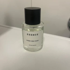 ESSNCE High on Chai - Säljer denna knappt använda parfymen från ESSNCE i doften ”High On Chai”. Har tyckt om den jättemycket men kan tyvärr inte använda mer. Som visas på bild är den knappt använd. 