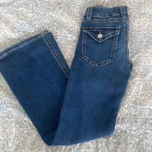 Blå jeans från Gina Young  - Snygga blå jeans från Gina Young med klassisk ficksdesign. Byxorna är även justerbar vid midjan och är i storlek 140.