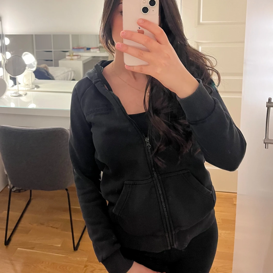 Svart hoodie från Peak Performance