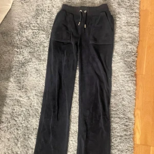Juicy Couture byxor - Säljer ett par marinblåa mjukisbyxor från Juicy Couture i storlek XXS, sitter som S. (vill bli av med fort därav priset)