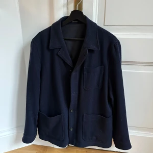 Mörkblå ulljacka - Mörkblå ulljacka/overshirt från Massimo Dutti. En knapp saknas tyvärr på framsidan men annars i fint skick! Storlek L. 