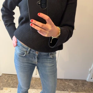 Ljusa bootcut lågmidjade jeans - Säljer ett par ljusa Zara jeans som numera inte kommer till användning längre. Men är super sköna att ha på sig samt är i bra skick! 