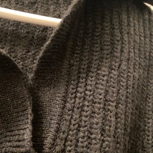 Svart stickad tröja från Gina Tricot - Svart grovstickad tröja med krage, Gina Tricot stl S