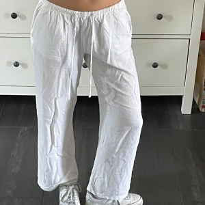 Vita linnebyxor  - Säljer ett par vita linnebyxor perfekt inför sommaren! Jag har köpt de secondhand, men de har tyvärr aldrig kommit till användning. De har en jättefin passform och sitter bra längdmässigt på mig som är 160 cm. Utöver det, är de i fint skick och verkligen superhärliga! 😍  Skriv gärna för fler bilder eller frågor! 😁